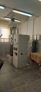 Machine for examination by tightening and pushing